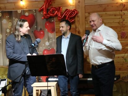 Dworek pełen miłości z muzyką Chrisa Rea